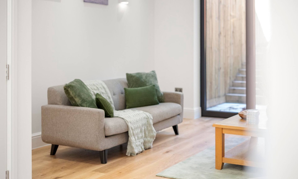 Coulsdon West Apartment | Modern 4BR Home, Ideal for Long Stays & Relocation