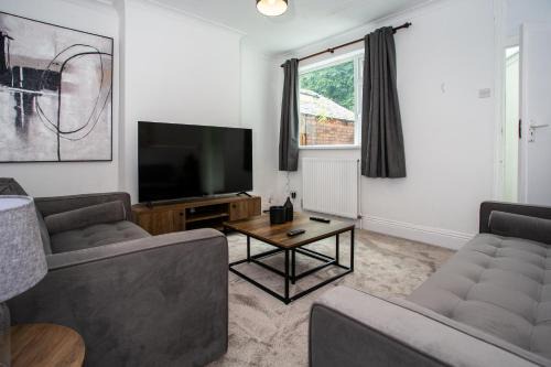 Cradley Apartment | Modern 4BR Home in Dudley