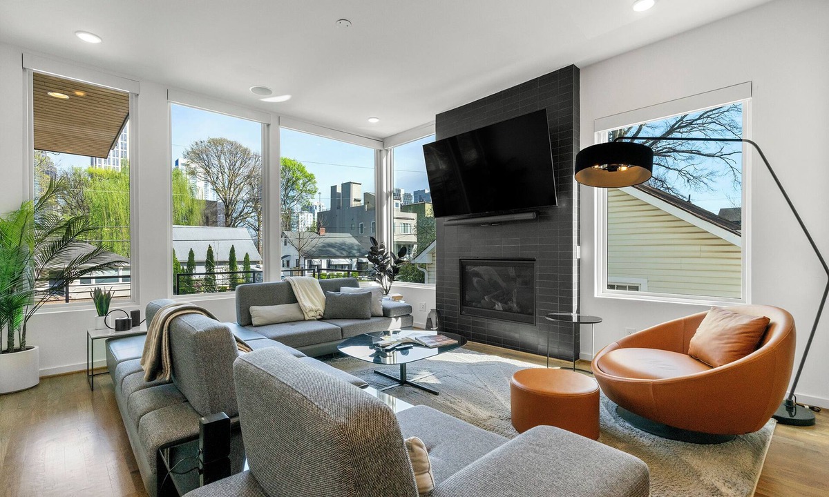 Home Park House | Modern 4BR Home, Skyline Views, Prime Location.