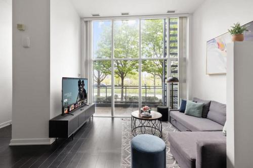 CityPlace House | Modern 4BR Home Sleeps 12 Steps to CN Tower