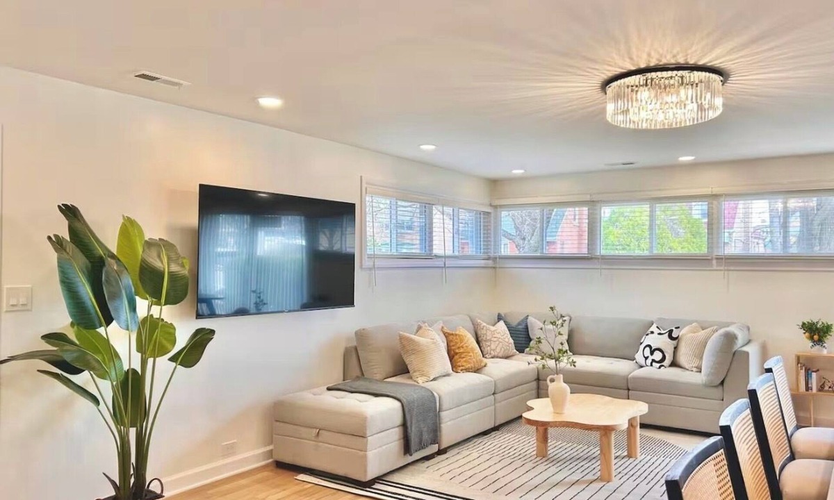West Ridge House | Modern 4BR Home ,Sleeps 10, 5 Beds, Free Parking Easy Access to Downtown&Lake