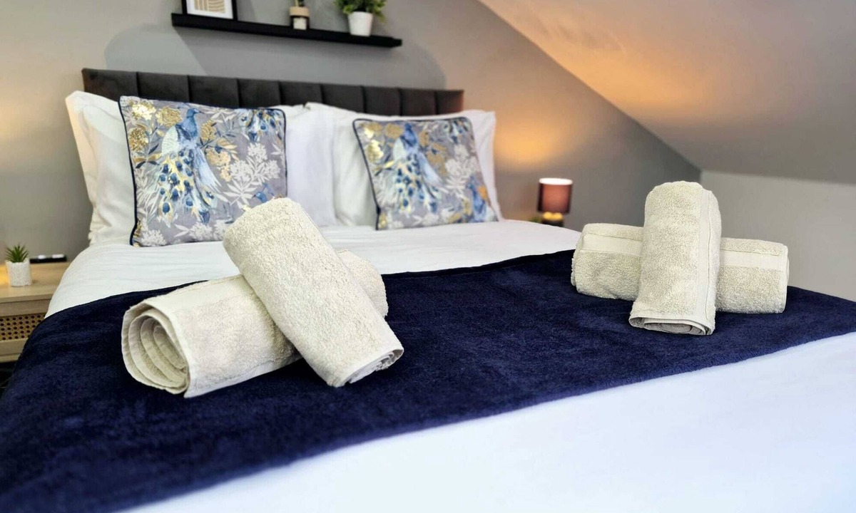 Wolverhampton House | Modern 4BR House Long Stays Garden & Parking