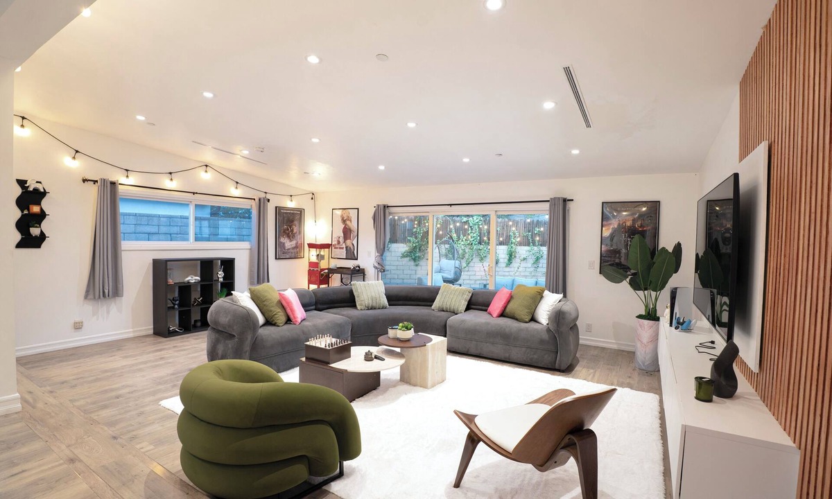 Burbank House | Modern 4BR House with HotTube & Spacious Design