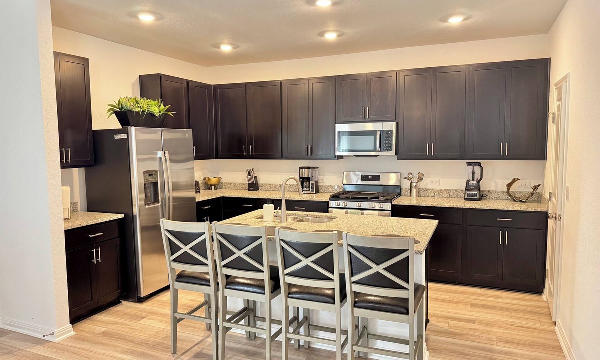 Del Valle House | Modern 4BR New Home w Luxury Touches