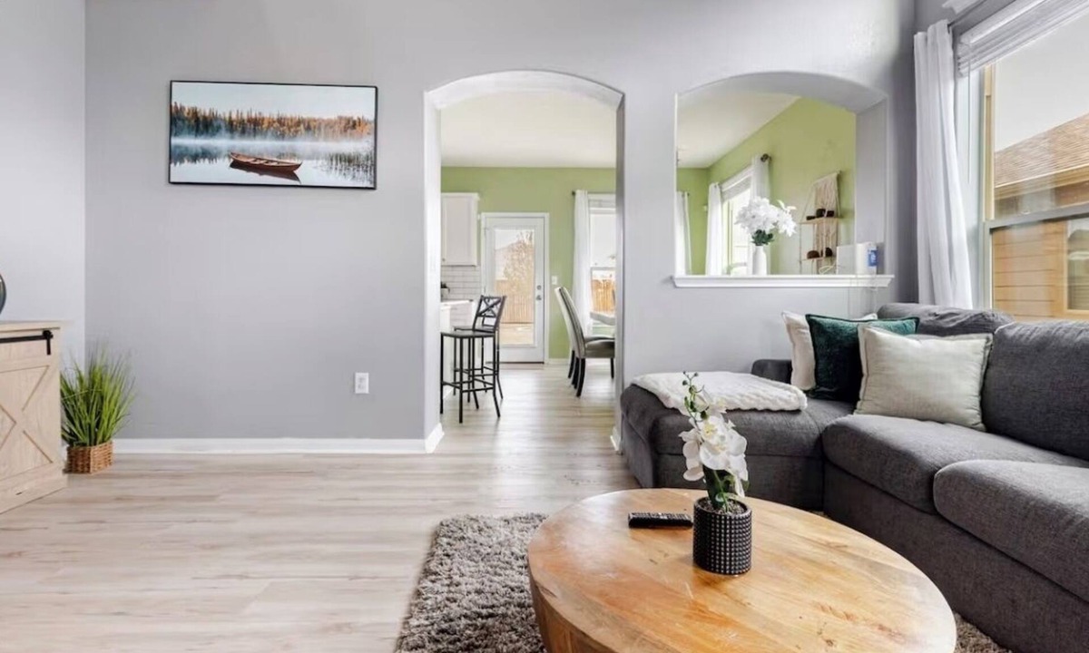 Manor House | Modern 4BR Retreat Mins to downtown Austin & The Domain SXSW ACL