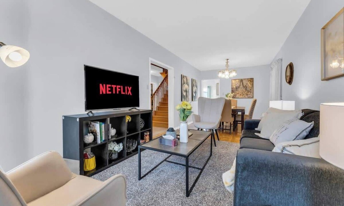 Richmond Hill House | Modern 4BR Richmond Hill Retreat with Workspace