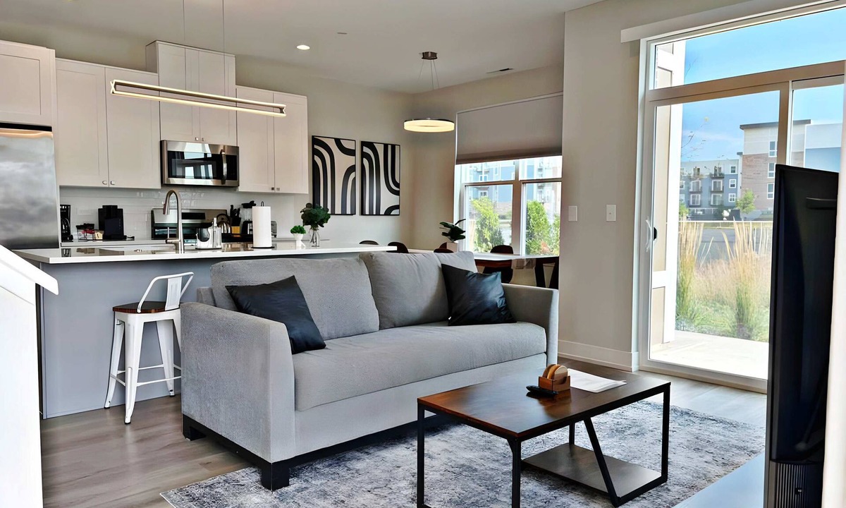 Warrenville Apartment | Modern 4BR Townhome | Pickleball | Near Naperville