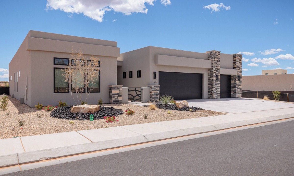 St. George House | Modern 4BR w/All Kings on 6th Hole - Pet Friendly
