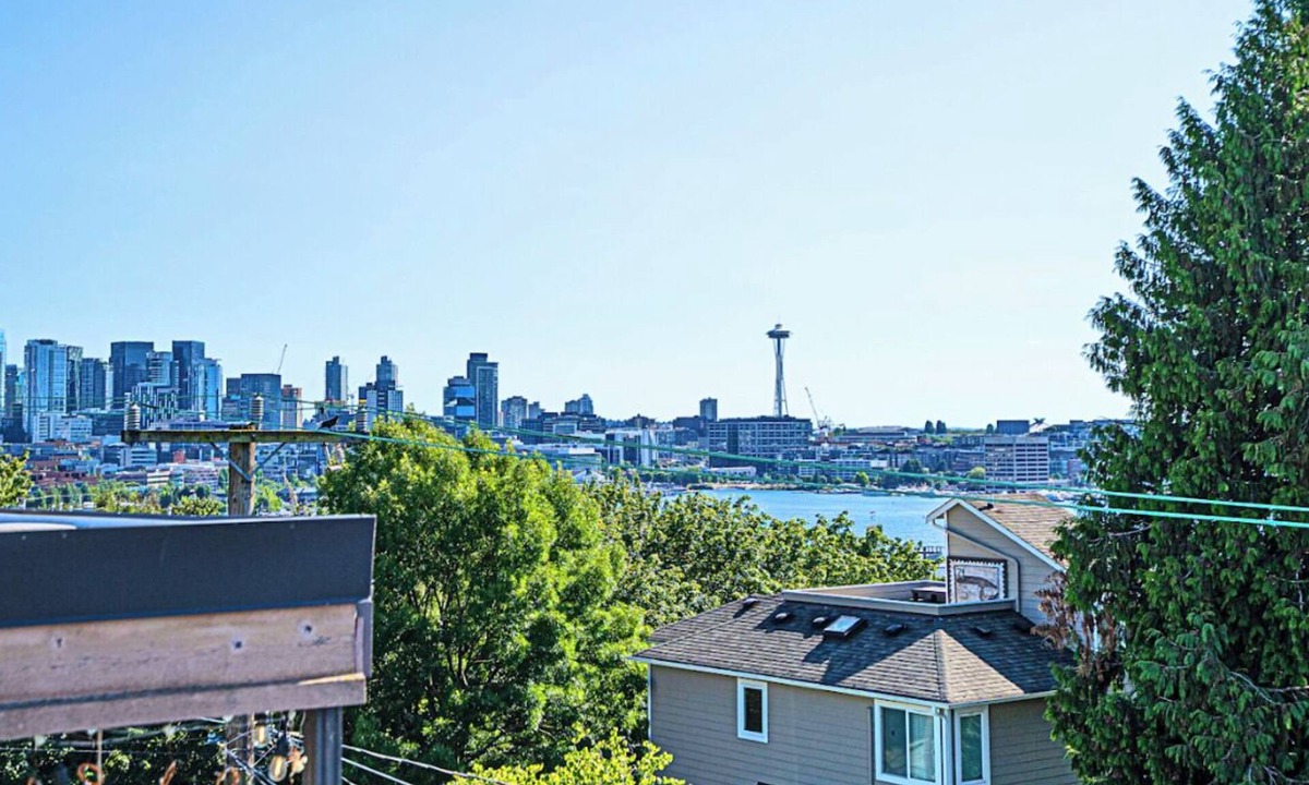Eastlake House | Modern 4BR w Rooftop - Space Needle - Lake View