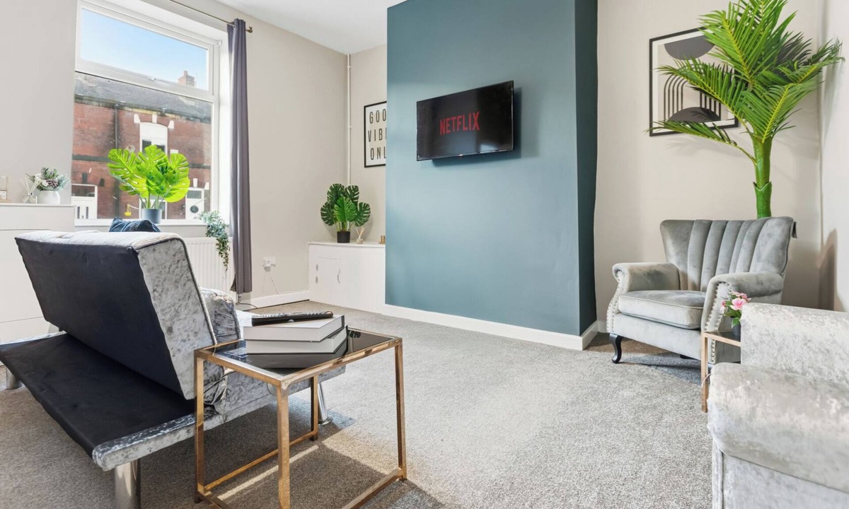Bury House | Modern 5 Bed 2 Bath House | Free Parking