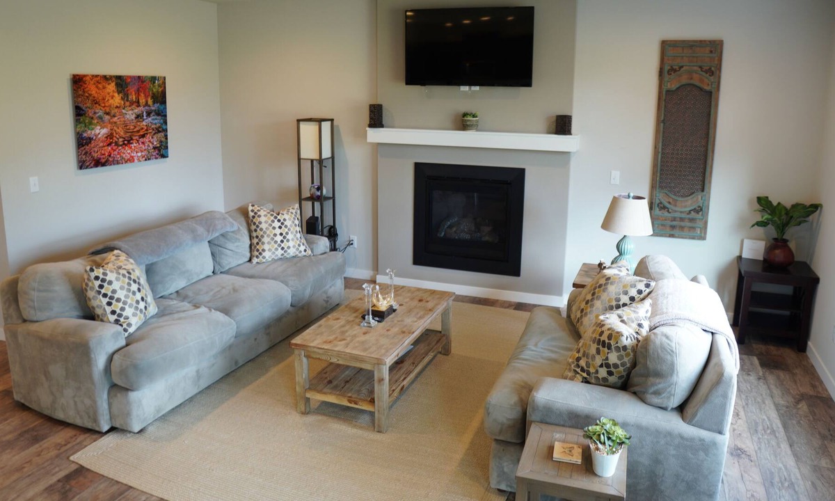 Everett House | Modern 5 Bed 3 Bath house with Lake Access