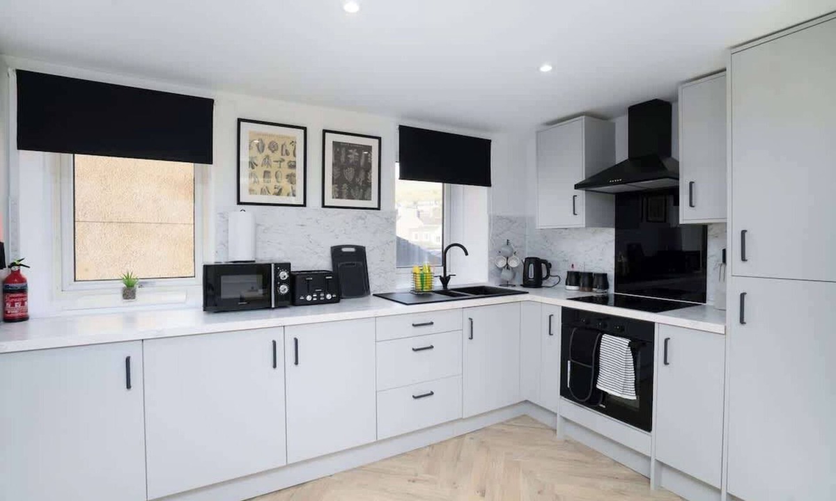 Galashiels Apartment | Modern 5 BED-2 BATH Apartment