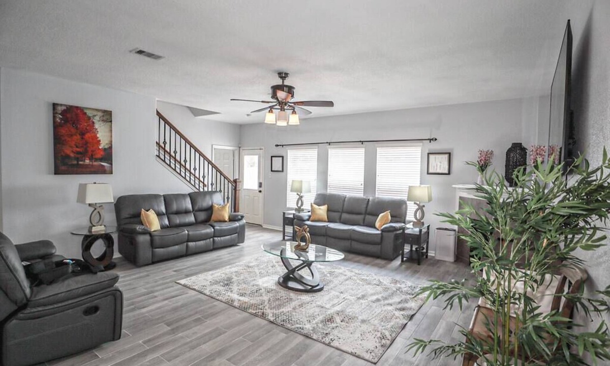 Spring House | Modern 5 Bedroom, 3 Full bathroom, + PlayStation.