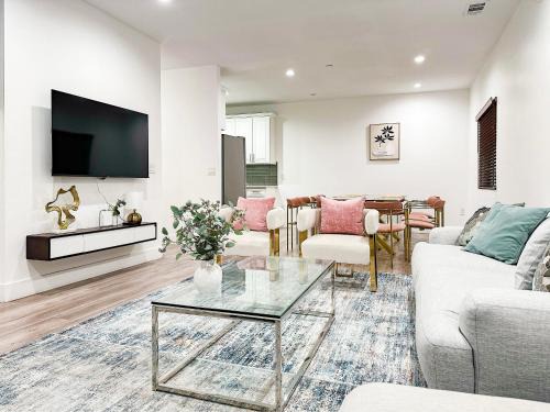 Mid City Apartment | Modern 5-bedroom House FREE parking