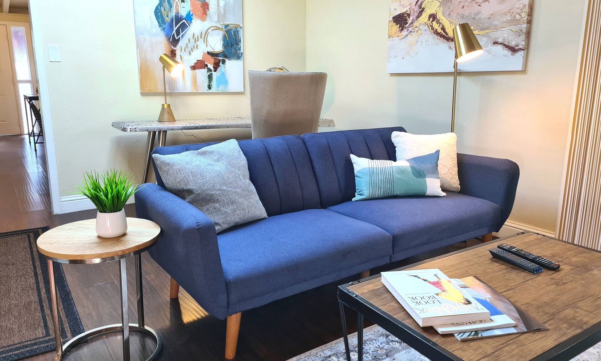 Hayward House | MODERN 5 bedroom massage many beds house