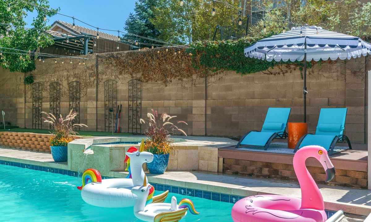 Nor Este House | Modern 5 bedroom with Pool and Hot Tub