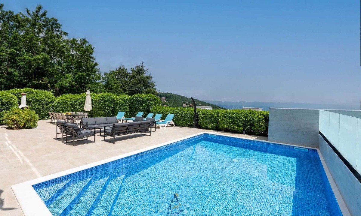 Poljane Villa | Modern 5-BR Villa for 10 with heated Pool and Jacuzzi