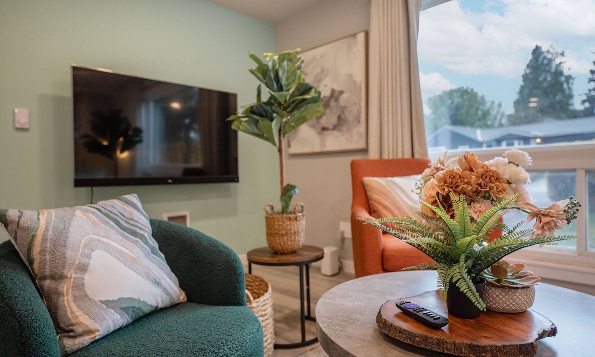 Seattle Metro Area House | Modern 5B+3B Remodeled Home with BBQ + Backyard