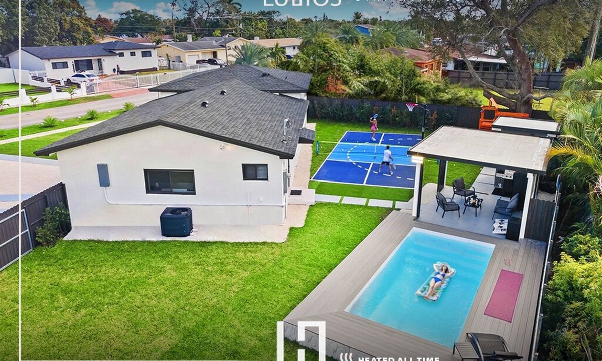 Miami Gardens House | Modern 5BR Dream: Courts/Playground & Heated Pool