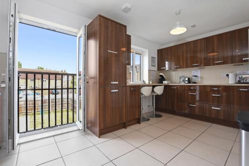 Bushey House | Modern 5BR Stay for Work & Groups