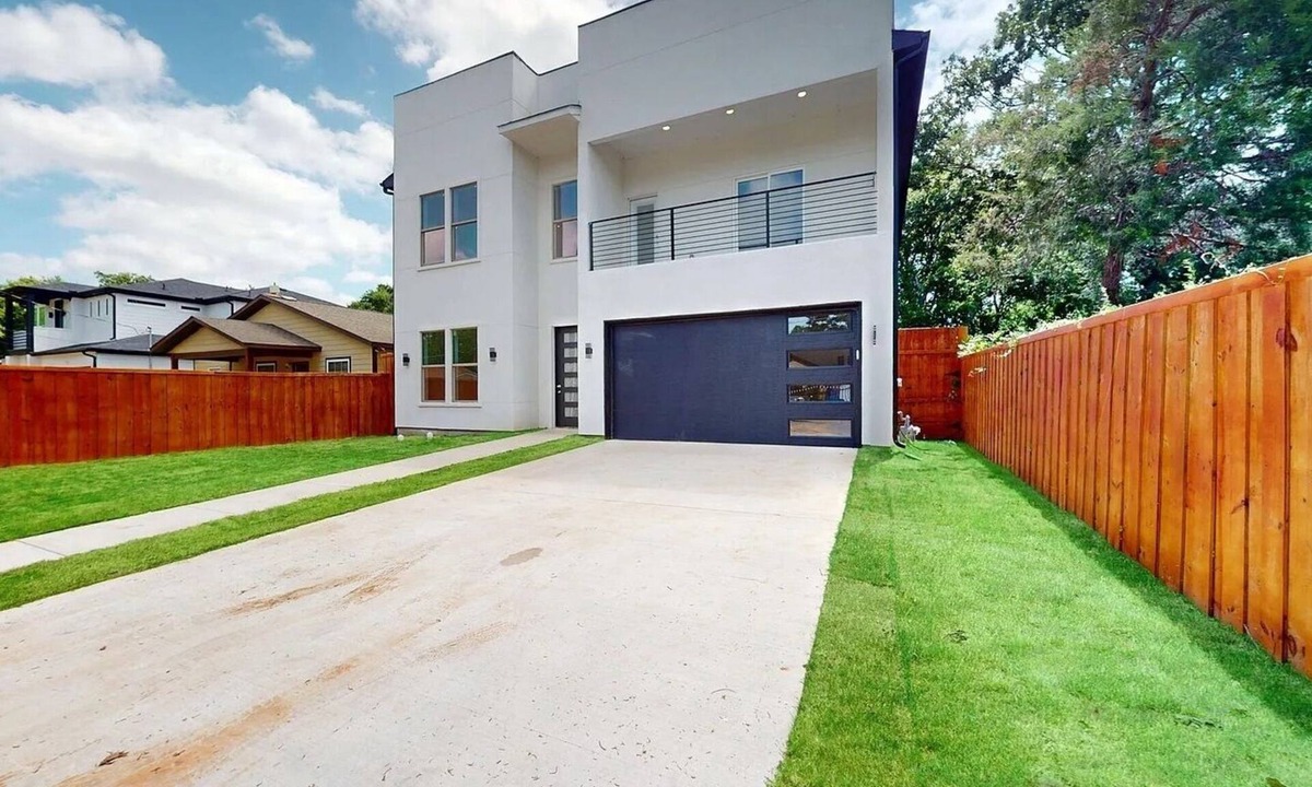 West Dallas House | Modern 6BR Masterpiece with 2 primary suites
