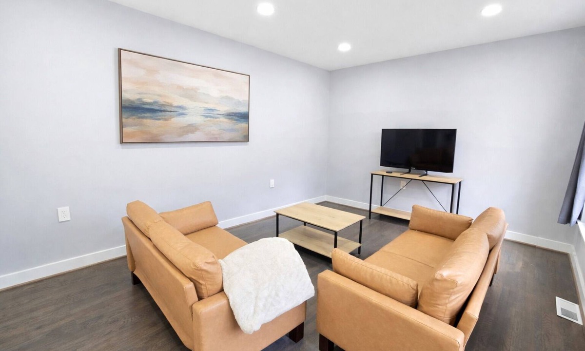 Leesburg House | Modern 6BR Near Datacenters , Sleeps Many