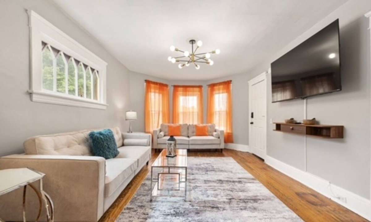 Downtown Syracuse House | Modern 6BR Near Syracuse U, Destiny & Zoo Sleeps 18