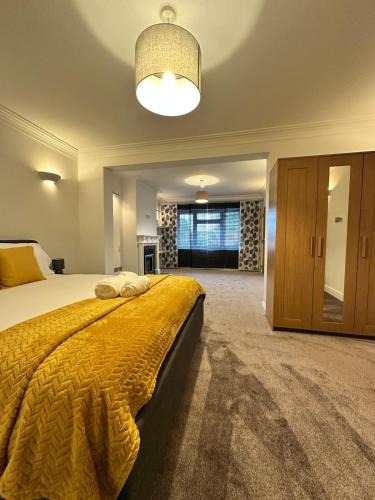 Woking Apartment | Modern 7 Bed room Home Corporate-Group Parking