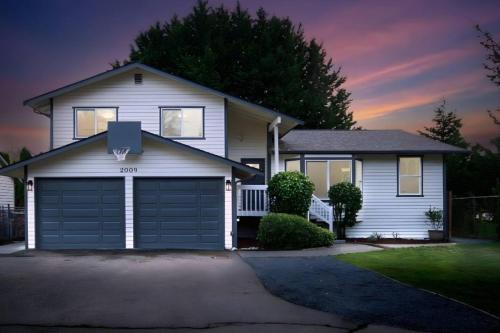 Shoreline House | Modern 7-Bedroom Home with Spacious Yard, A/C, Pet-Friendly, and King Beds