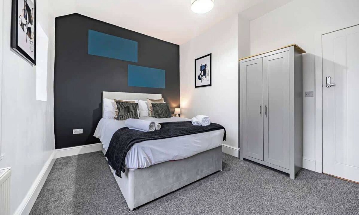 Burnley House | Modern & Affordable home - Contractors & Leisure