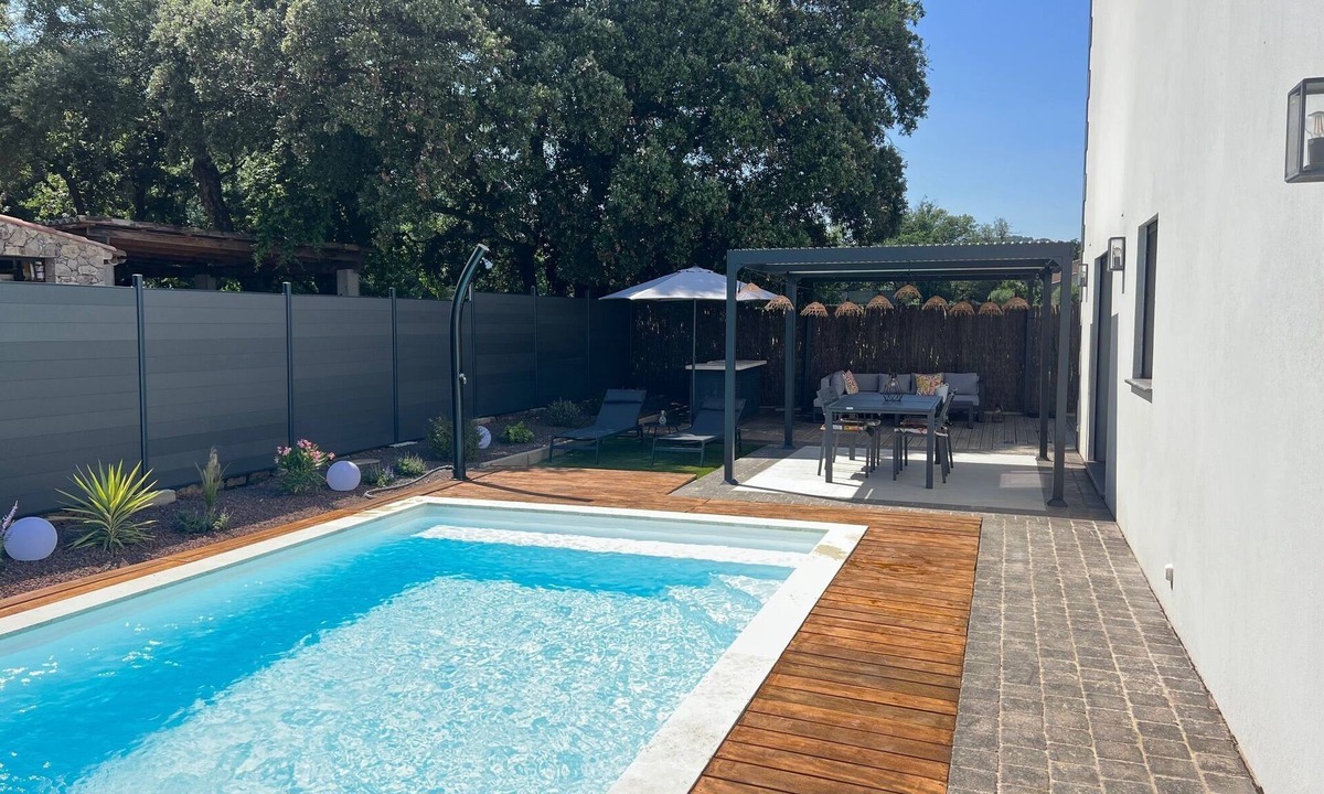 Le Cannet-des-Maures Villa | Modern air-conditioned architect designed villa with private pool