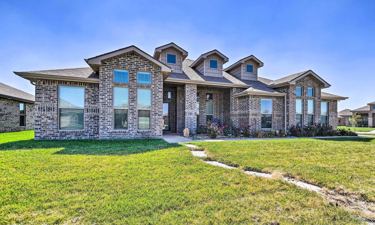 Amarillo House | Modern Amarillo House w/Fire Pit + Hot Tub!