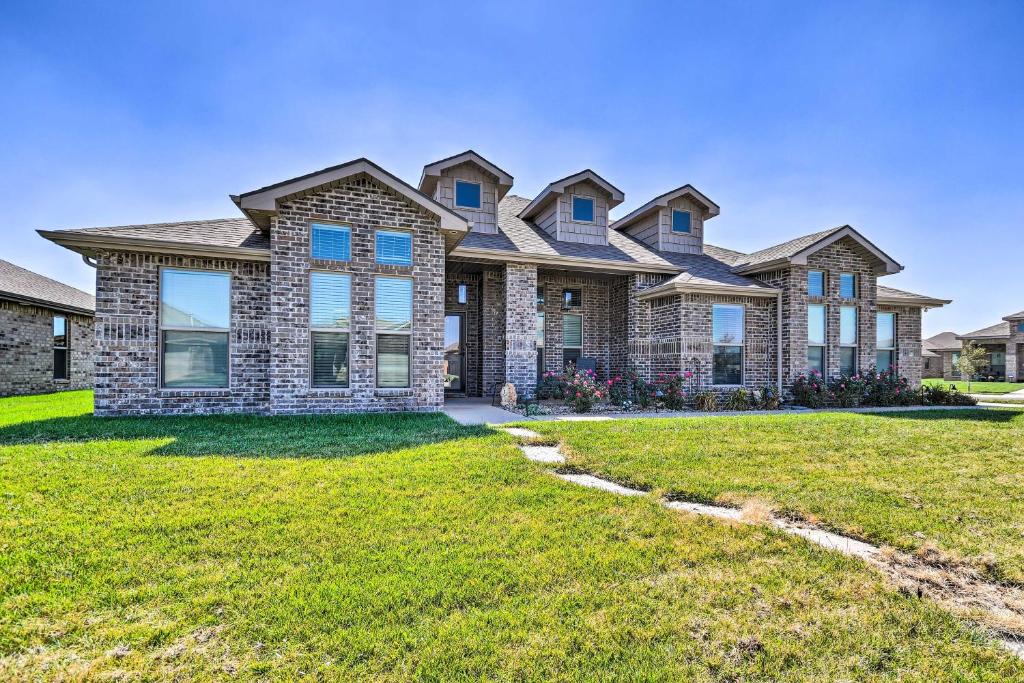 Amarillo House | Modern Amarillo House w/Fire Pit + Hot Tub!