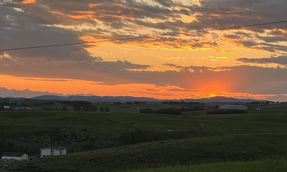 Cochrane Apartment | Modern and chic, fully equipped chef inspired kitchen!