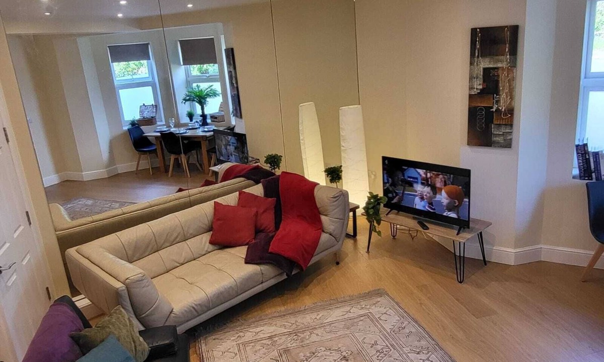 Stockcross Apartment | Modern and Classy 2 bedroom Flat, Free parking