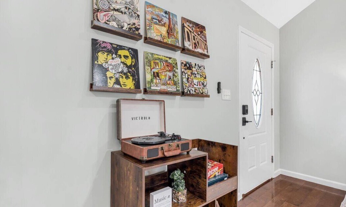 Brookland House | Modern and Cozy 3bd, Record Player, Dedicated Workspace, Fast Wi-Fi