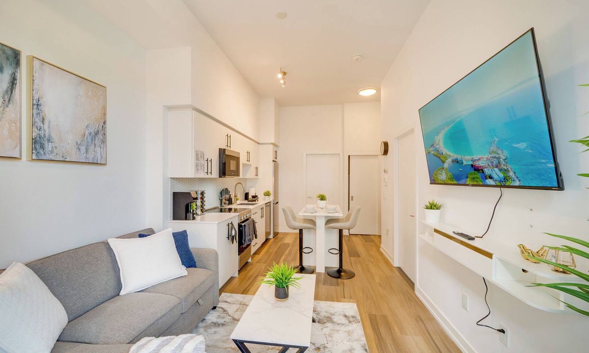Kitchener Condo | Modern and Cozy in Central KW w/Gym