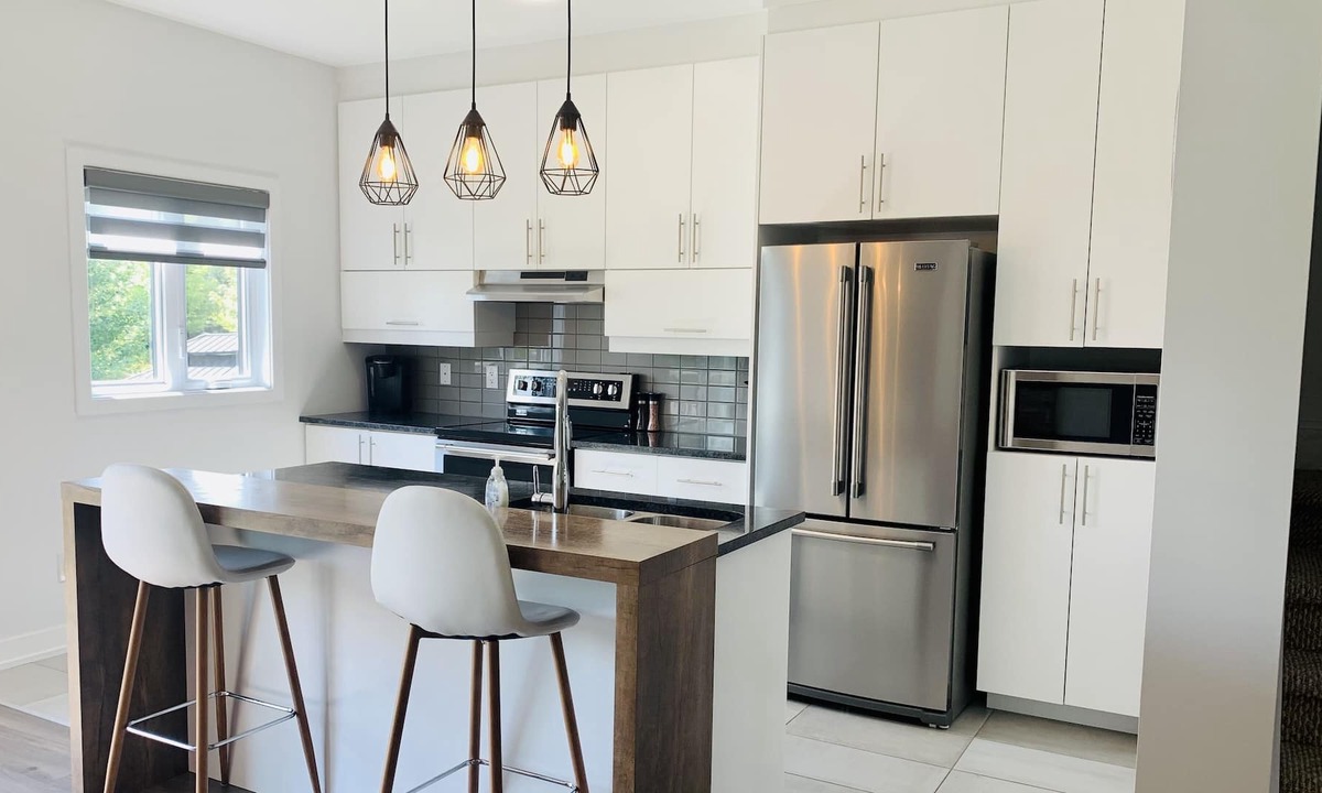 Russell House | Modern and Cozy three bedroom home