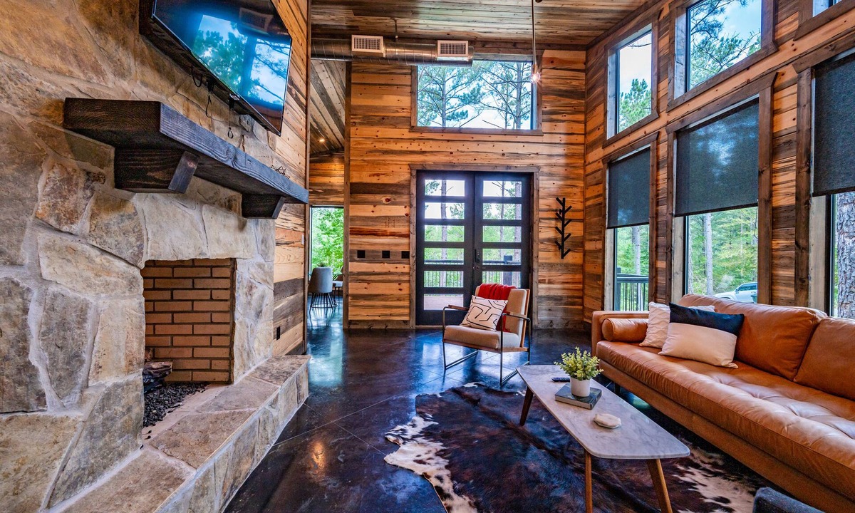 Broken Bow Cabin | Modern and Luxurious Couples Cabin Retreat w/ Hot Tub and Fire Pit