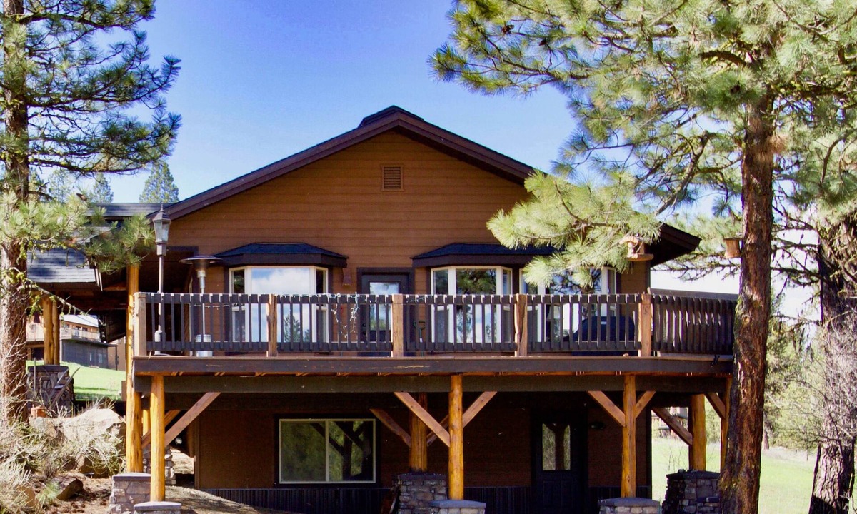 New Meadows Cabin | Modern and Roomy Family Cabin with a Full Kitchen - Walk to the Golf Course