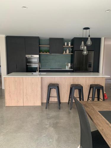 New Plymouth House | Modern and Spacious 4 bedroom Home only 2yo