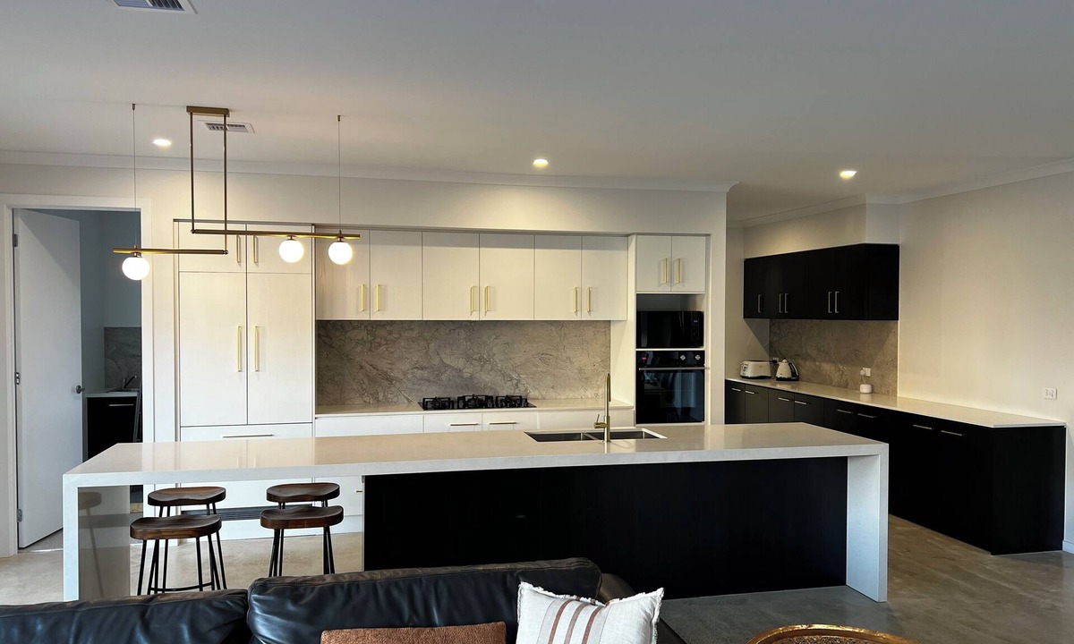 Torquay House | Modern and Spacious Retreat