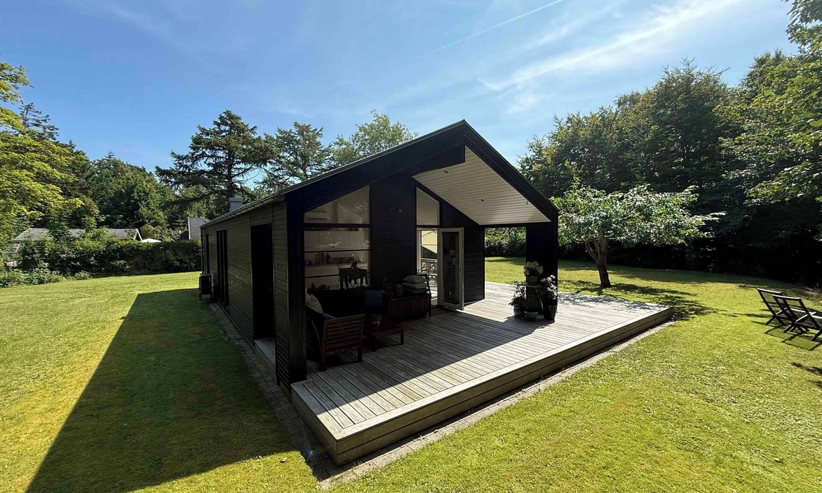 Udsholt House | Modern and stylish summer cabin