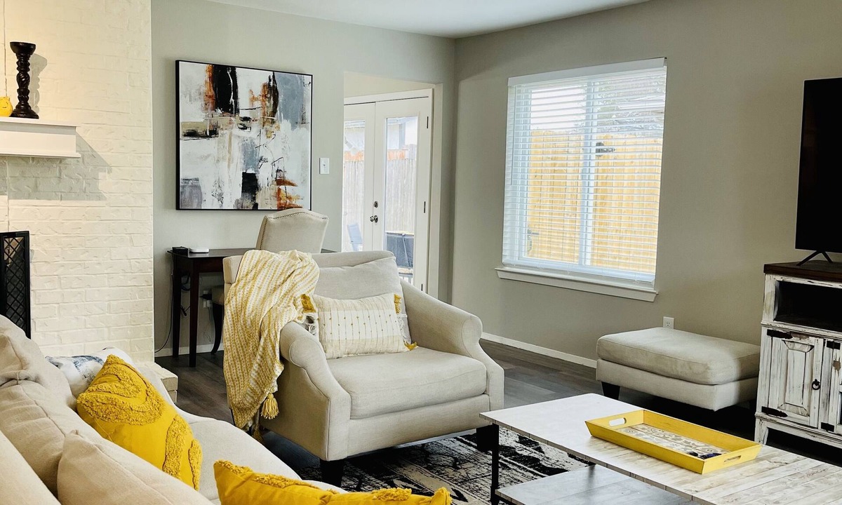 Lake Dallas House | Modern and Stylish updated home
