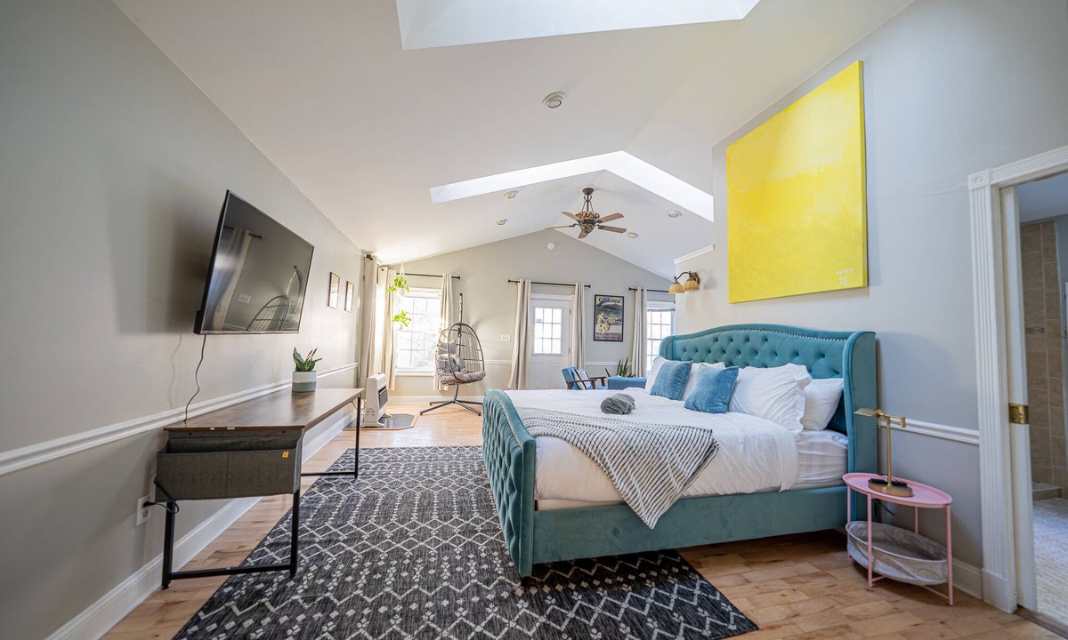 Norwichtown House | Modern Antique 5BR Home w/Expansive Master Suite