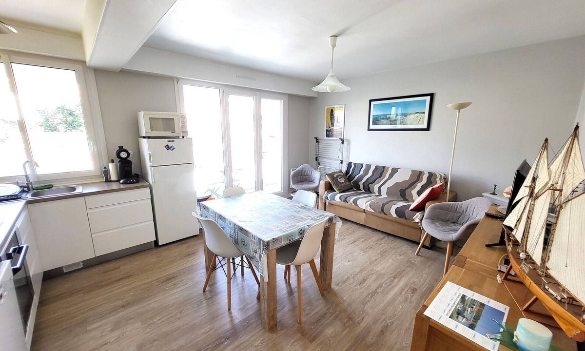 Les Sables d'Olonne Apartment | Modern Apartment - 300m Beach - Pets Allowed