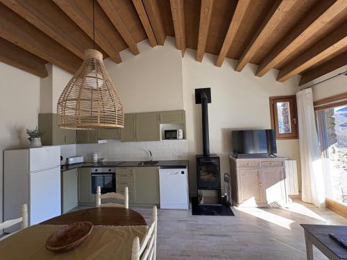 Pardines Apartment | Modern Apartament amb vistes a la muntanya