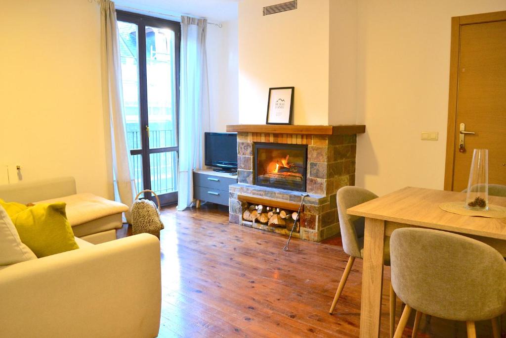 Esterri D'Aneu Apartment | Modern apartament de muntanya amb llar de foc by RURAL D'ÀNEU