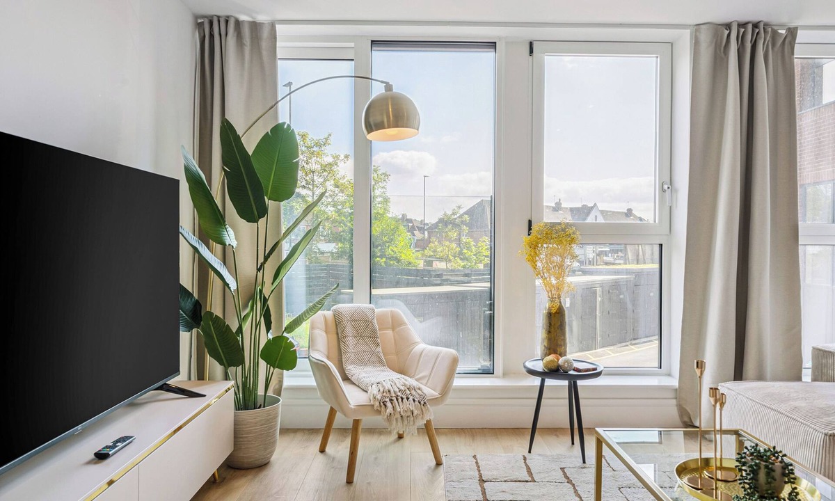 Coombe Hill Apartment | Modern Apartment in West Wimbledon