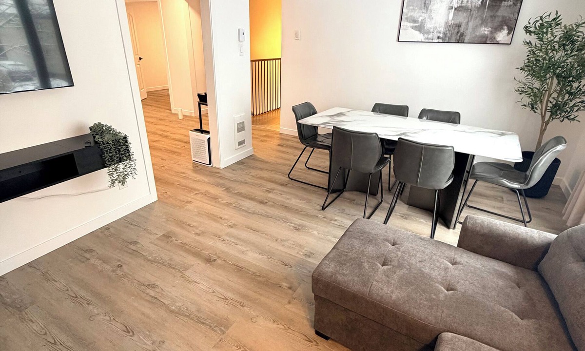 District Saint - Raymond - Vanier Apartment | Modern Apartment–10 mins from Ottawa DT